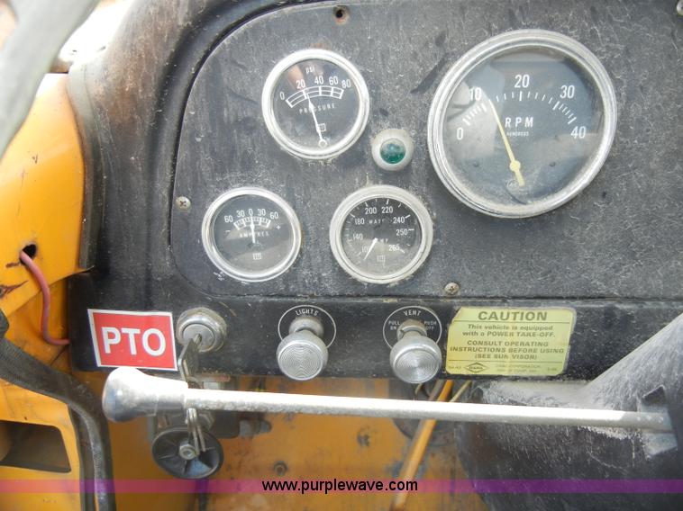 image for item C4127 1978 International Loadstar 1700 boom truck