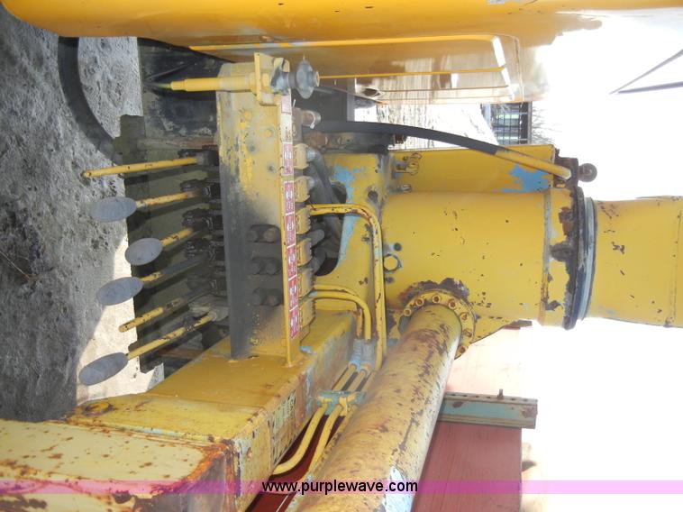 image for item C4127 1978 International Loadstar 1700 boom truck