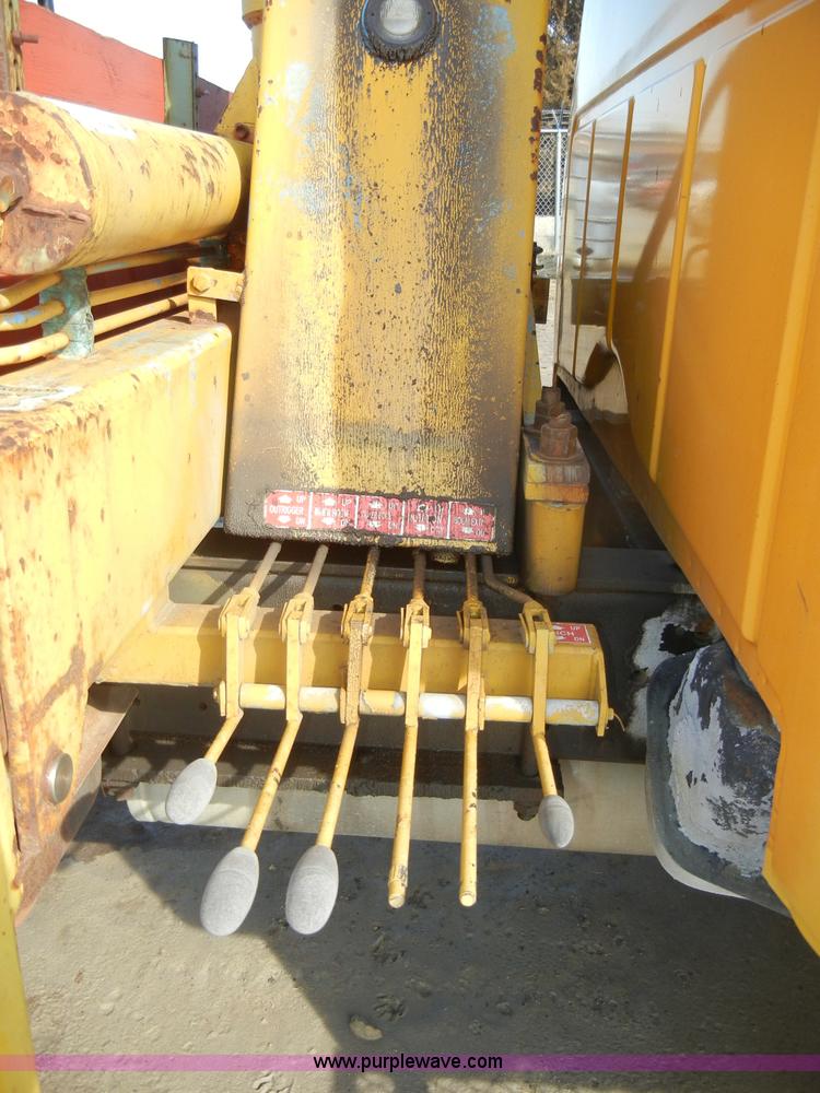 image for item C4127 1978 International Loadstar 1700 boom truck