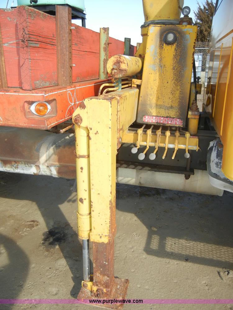 image for item C4127 1978 International Loadstar 1700 boom truck