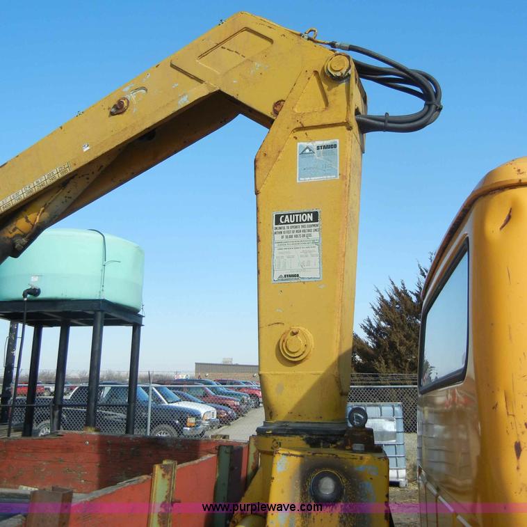 image for item C4127 1978 International Loadstar 1700 boom truck