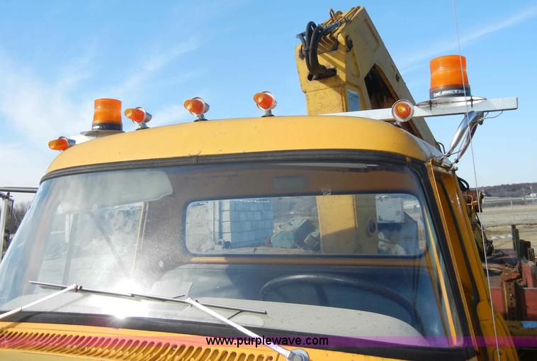 image for item C4127 1978 International Loadstar 1700 boom truck