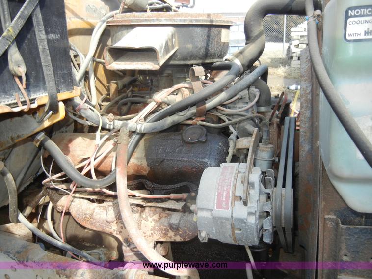 image for item C4127 1978 International Loadstar 1700 boom truck