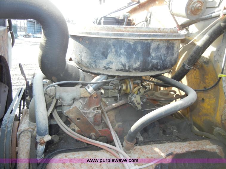 image for item C4127 1978 International Loadstar 1700 boom truck