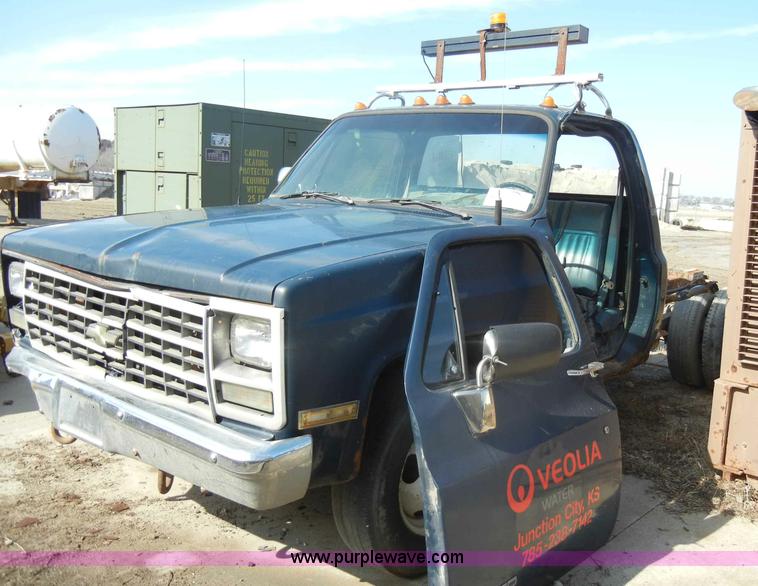 image for item C4130 1989 Chevrolet Cheyenne R3500 truck cab and chassis