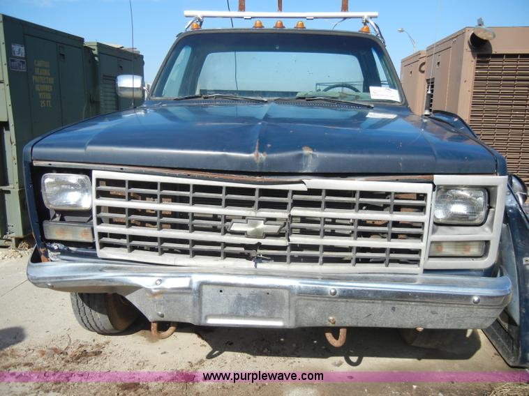 image for item C4130 1989 Chevrolet Cheyenne R3500 truck cab and chassis
