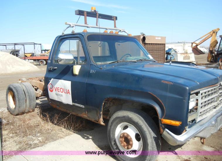 image for item C4130 1989 Chevrolet Cheyenne R3500 truck cab and chassis
