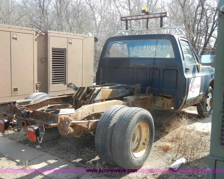 image for item C4130 1989 Chevrolet Cheyenne R3500 truck cab and chassis