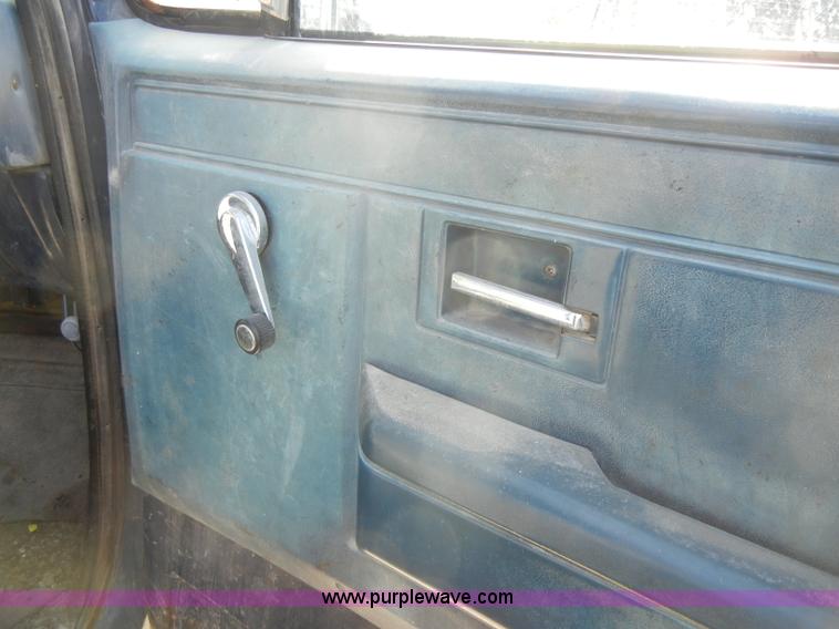 image for item C4130 1989 Chevrolet Cheyenne R3500 truck cab and chassis