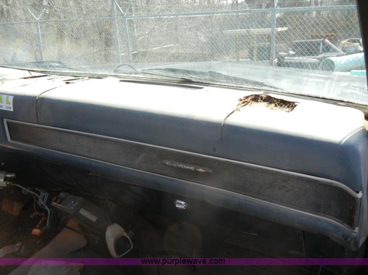 image for item C4130 1989 Chevrolet Cheyenne R3500 truck cab and chassis