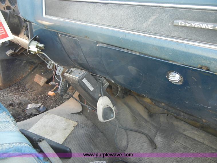 image for item C4130 1989 Chevrolet Cheyenne R3500 truck cab and chassis