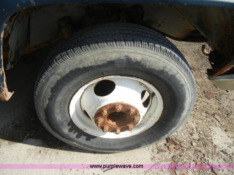 image for item C4130 1989 Chevrolet Cheyenne R3500 truck cab and chassis