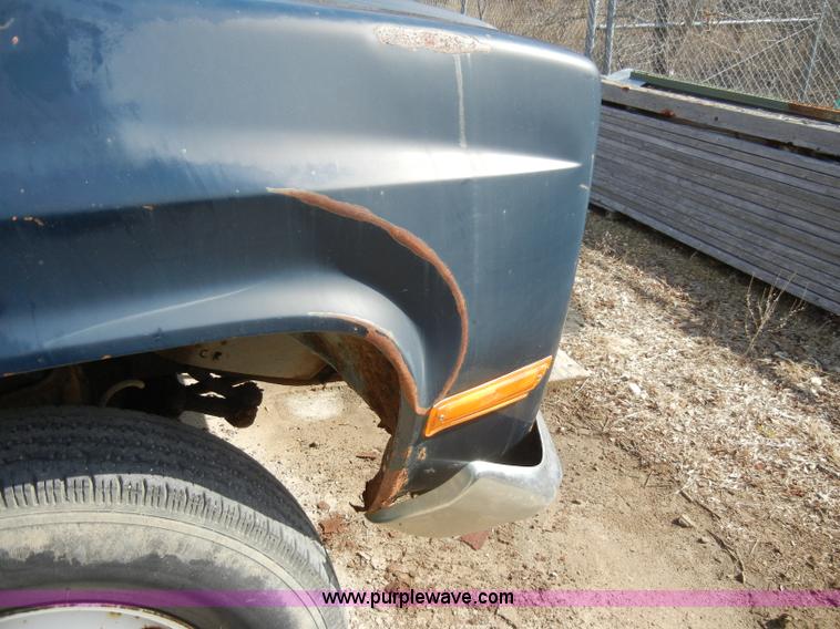 image for item C4130 1989 Chevrolet Cheyenne R3500 truck cab and chassis