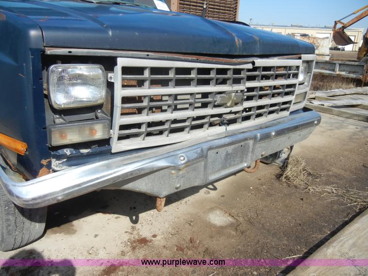 image for item C4130 1989 Chevrolet Cheyenne R3500 truck cab and chassis