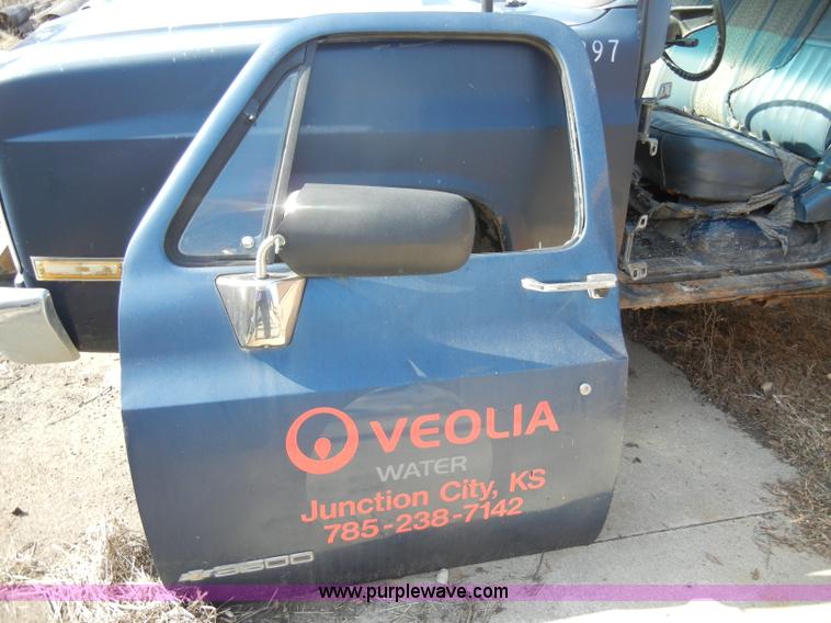 image for item C4130 1989 Chevrolet Cheyenne R3500 truck cab and chassis
