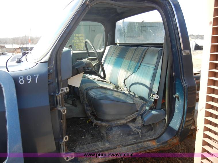 image for item C4130 1989 Chevrolet Cheyenne R3500 truck cab and chassis