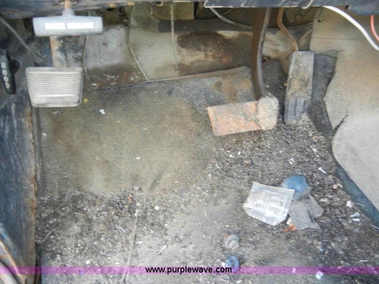 image for item C4130 1989 Chevrolet Cheyenne R3500 truck cab and chassis