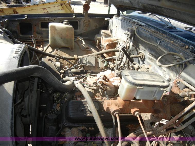 image for item C4130 1989 Chevrolet Cheyenne R3500 truck cab and chassis
