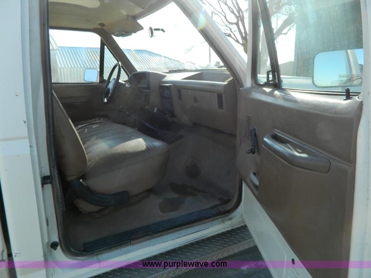 image for item D8737 1988 Ford F250 Custom pickup truck