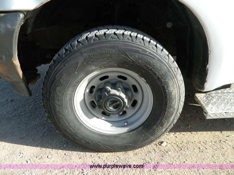 image for item D8739 2003 Ford F350 XL Super Duty pickup truck