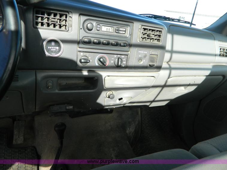 image for item D8739 2003 Ford F350 XL Super Duty pickup truck