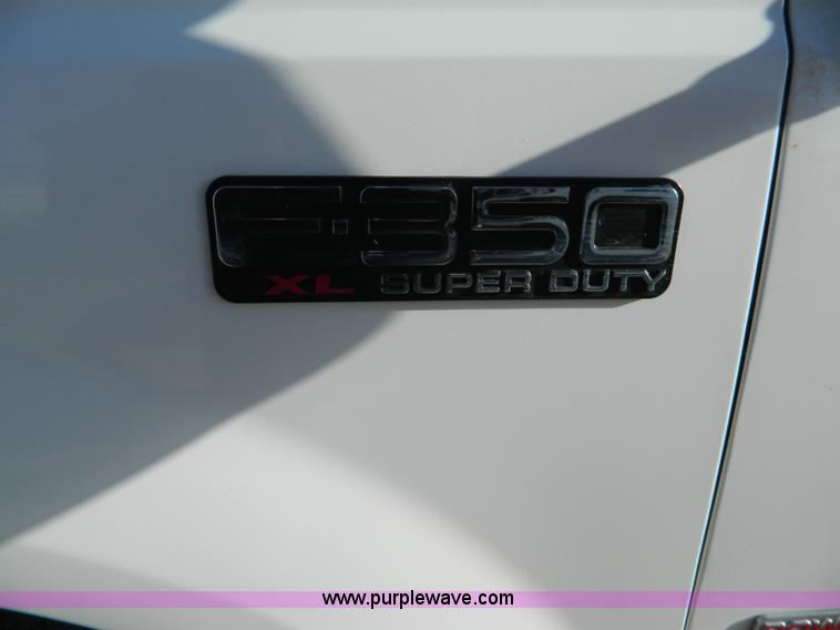 image for item D8739 2003 Ford F350 XL Super Duty pickup truck