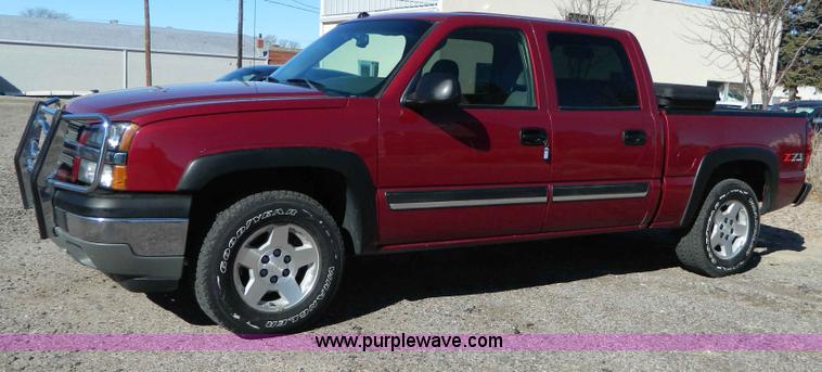 image for item D8855 2005 Chevrolet Silverado K1500 Z71 crew cab pickup truck