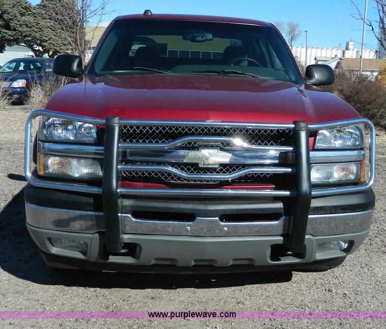 image for item D8855 2005 Chevrolet Silverado K1500 Z71 crew cab pickup truck