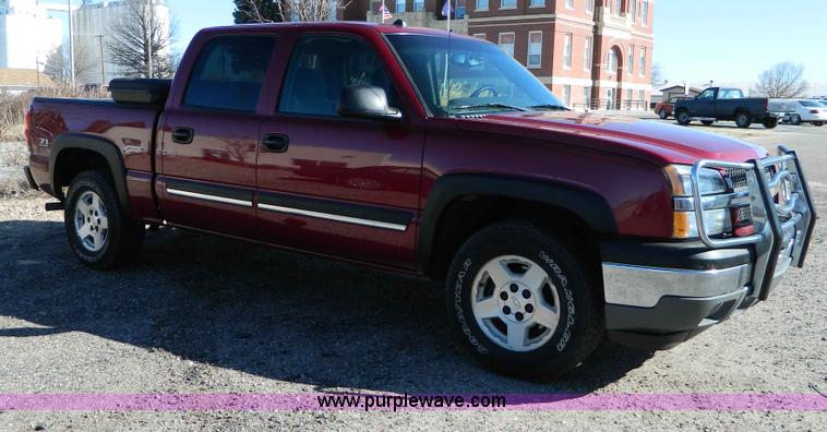 image for item D8855 2005 Chevrolet Silverado K1500 Z71 crew cab pickup truck
