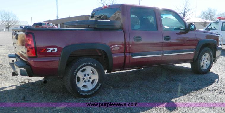 image for item D8855 2005 Chevrolet Silverado K1500 Z71 crew cab pickup truck