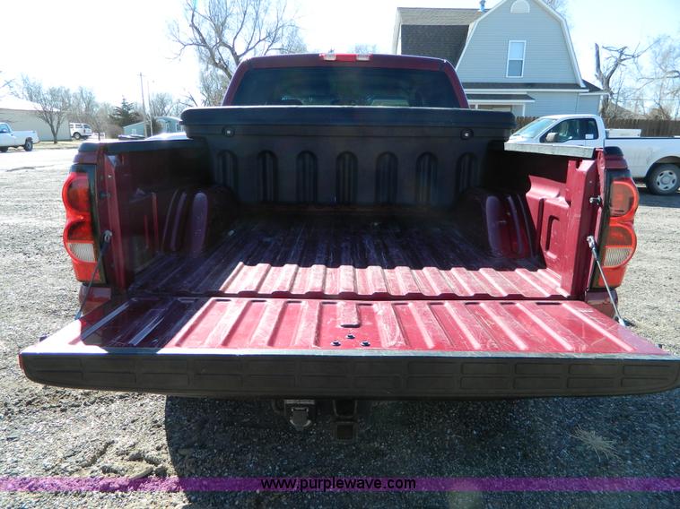 image for item D8855 2005 Chevrolet Silverado K1500 Z71 crew cab pickup truck