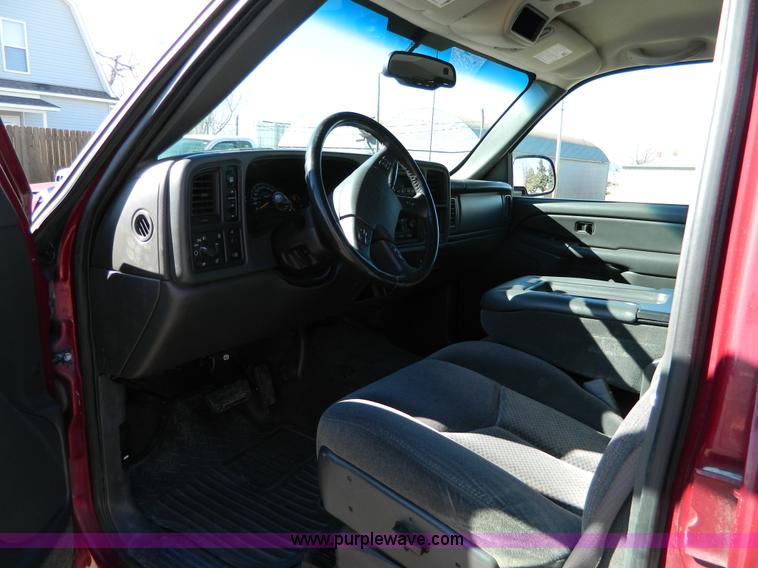 image for item D8855 2005 Chevrolet Silverado K1500 Z71 crew cab pickup truck