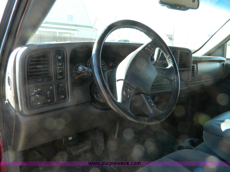 image for item D8855 2005 Chevrolet Silverado K1500 Z71 crew cab pickup truck
