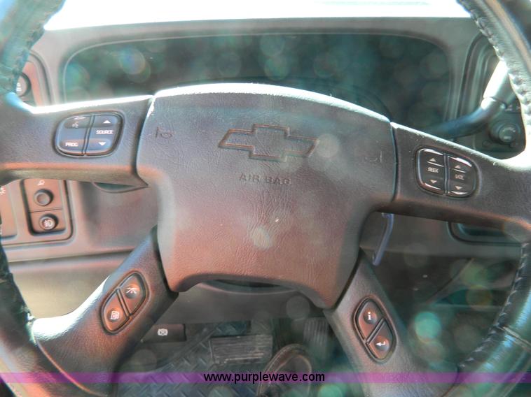 image for item D8855 2005 Chevrolet Silverado K1500 Z71 crew cab pickup truck