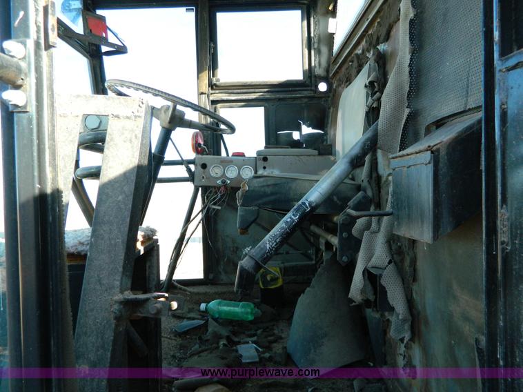 image for item E9358 Allis Chalmers Gleaner E combine