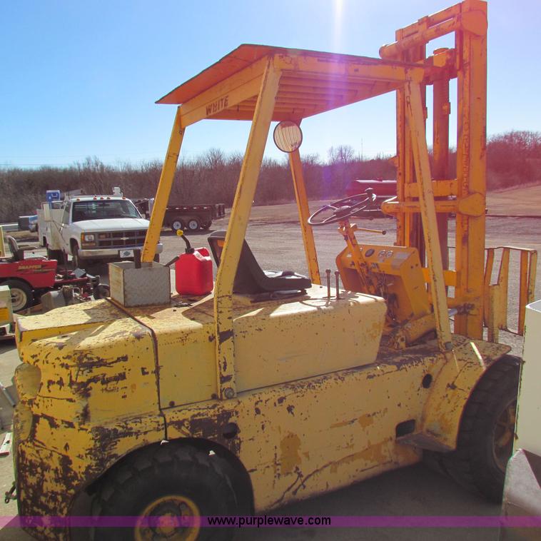 image for item I9659 1982 Minneapolis Moline 6000 forklift