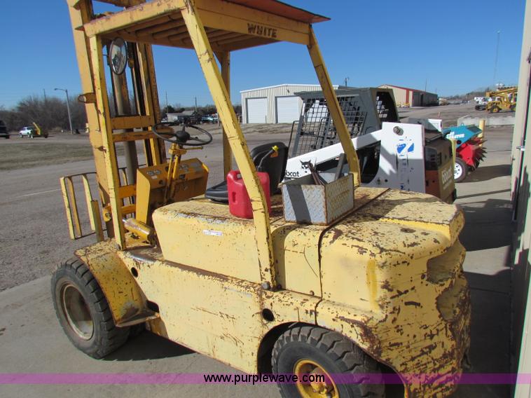 image for item I9659 1982 Minneapolis Moline 6000 forklift