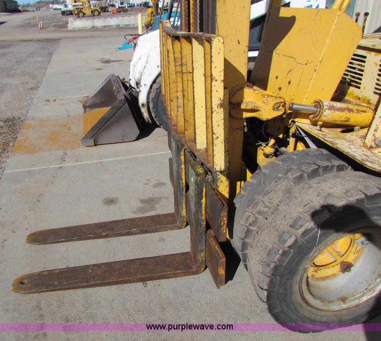 image for item I9659 1982 Minneapolis Moline 6000 forklift
