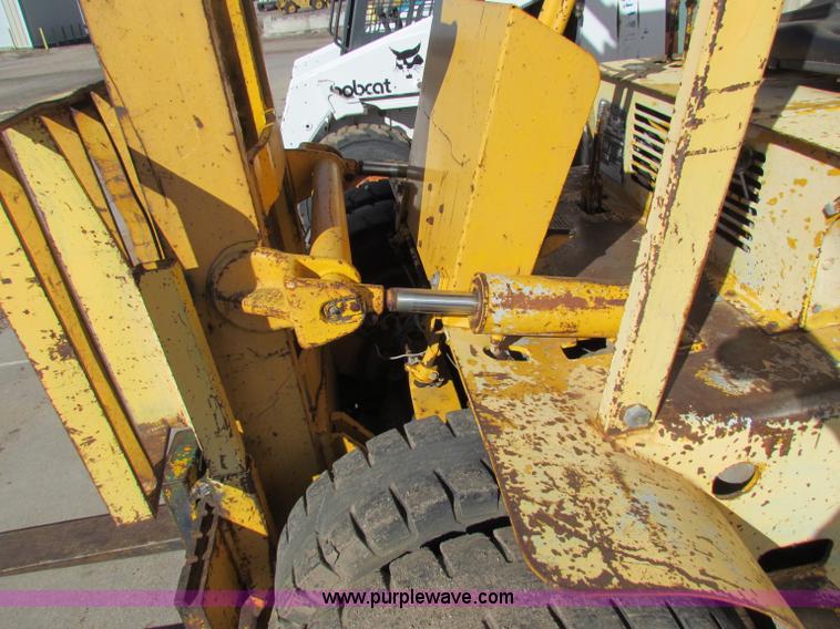 image for item I9659 1982 Minneapolis Moline 6000 forklift