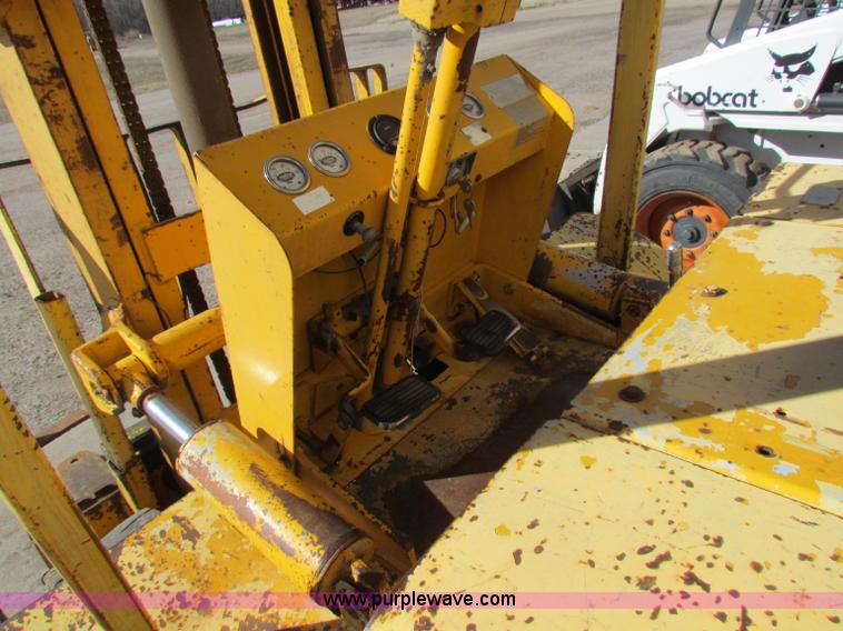 image for item I9659 1982 Minneapolis Moline 6000 forklift