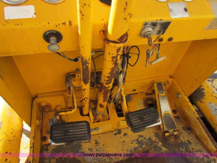 image for item I9659 1982 Minneapolis Moline 6000 forklift