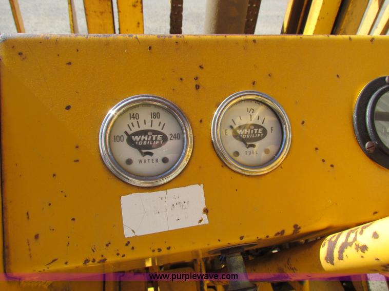 image for item I9659 1982 Minneapolis Moline 6000 forklift