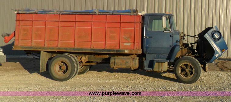 image for item A1931 1976 Ford L800 single axle straight truck