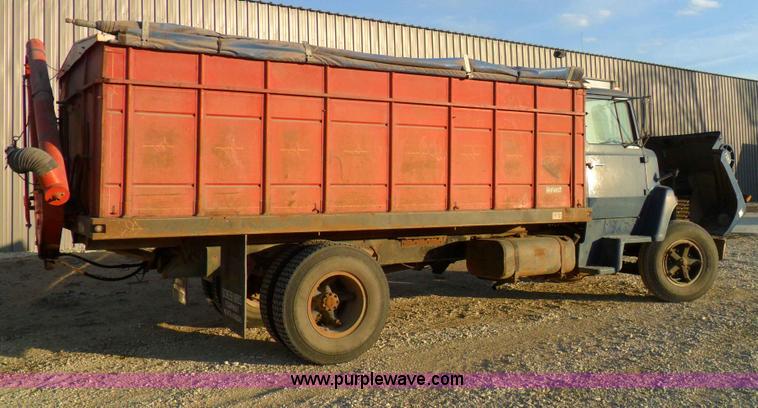 image for item A1931 1976 Ford L800 single axle straight truck