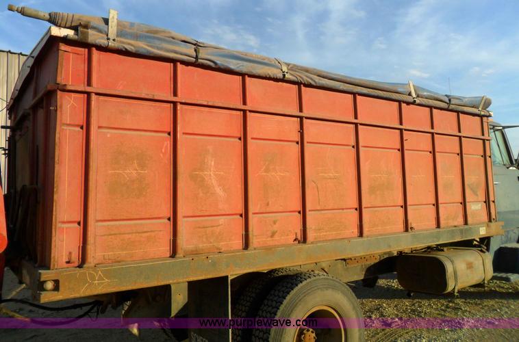 image for item A1931 1976 Ford L800 single axle straight truck