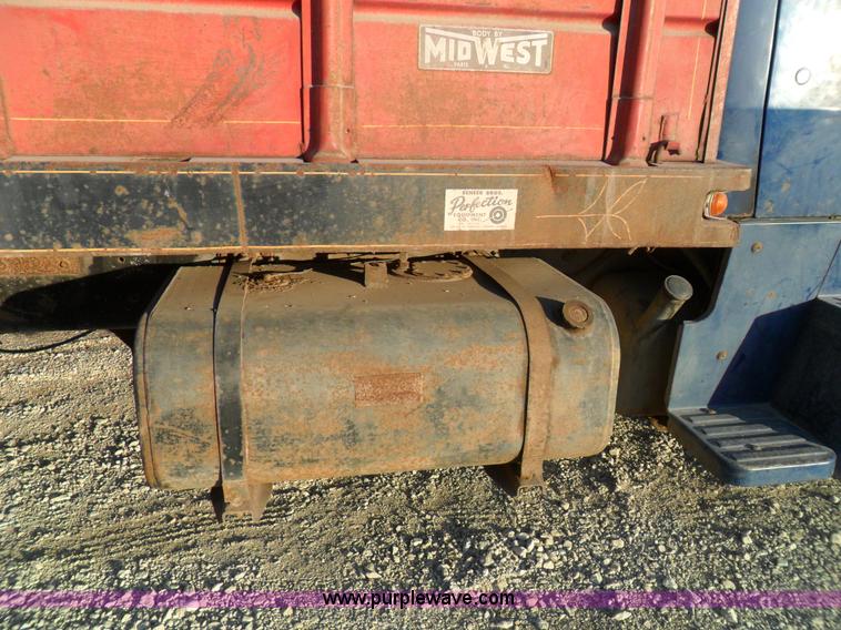 image for item A1931 1976 Ford L800 single axle straight truck