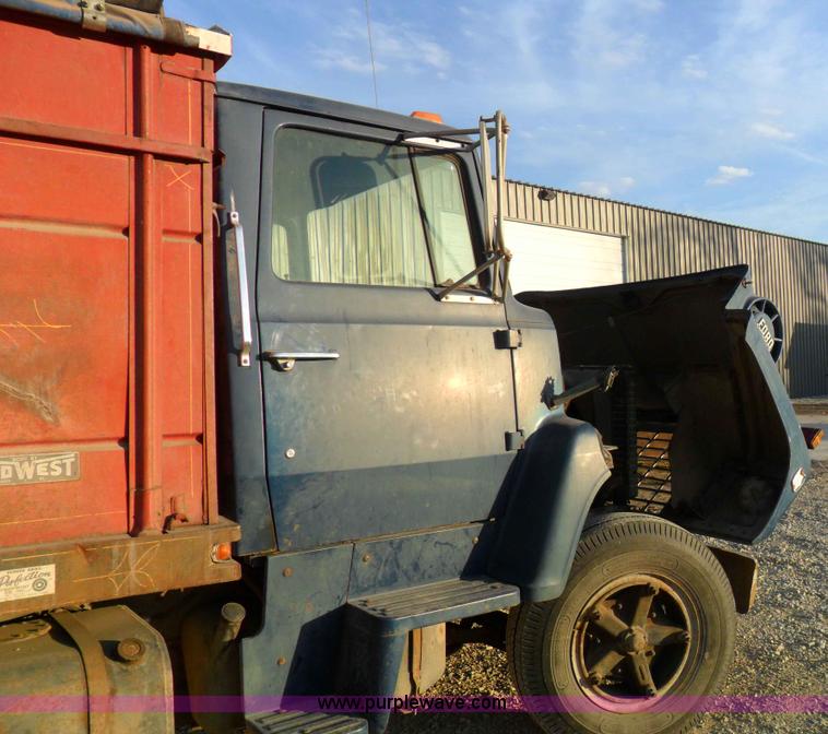image for item A1931 1976 Ford L800 single axle straight truck