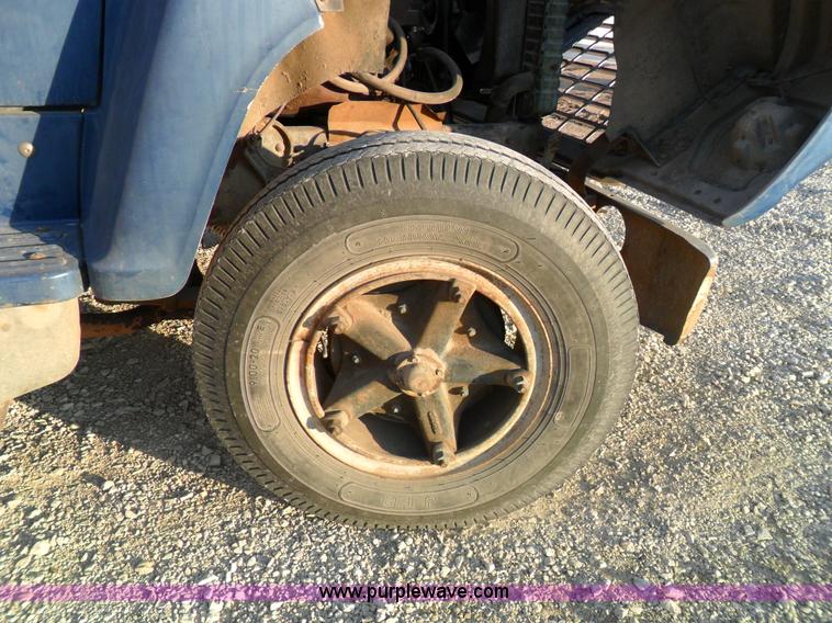 image for item A1931 1976 Ford L800 single axle straight truck