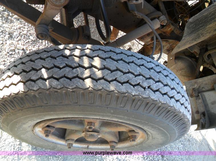 image for item A1931 1976 Ford L800 single axle straight truck