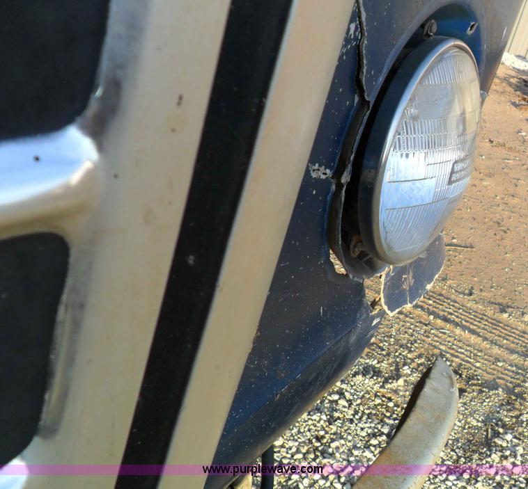 image for item A1931 1976 Ford L800 single axle straight truck